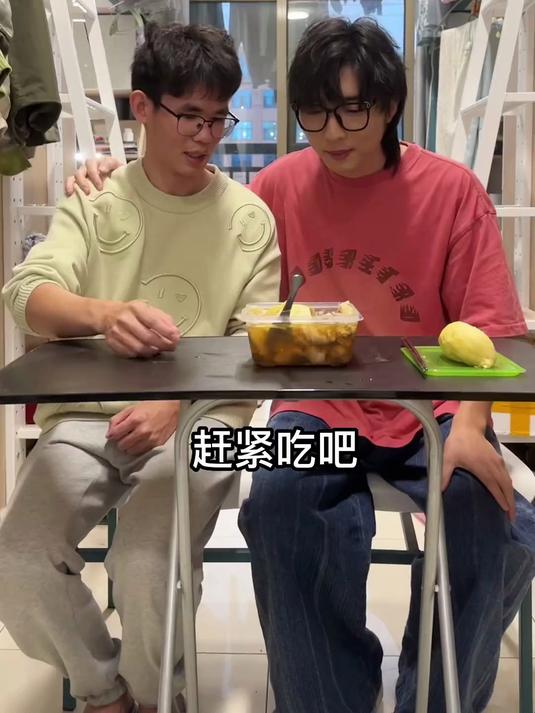 《榴莲炖鸡》孩子主动给妈妈做饭 长大了！