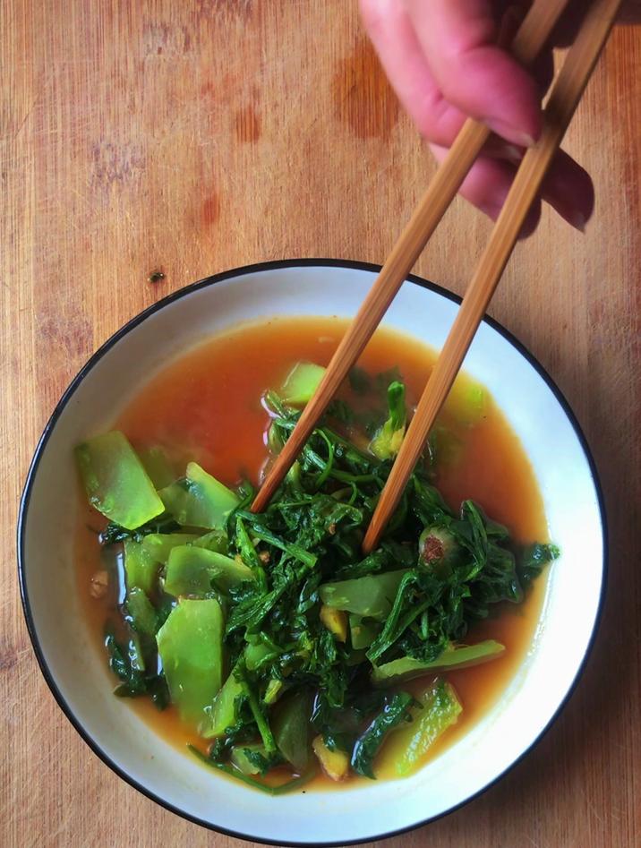 荠菜要焯水吗,要焯水,焯水2分钟再炒,口感更爽口