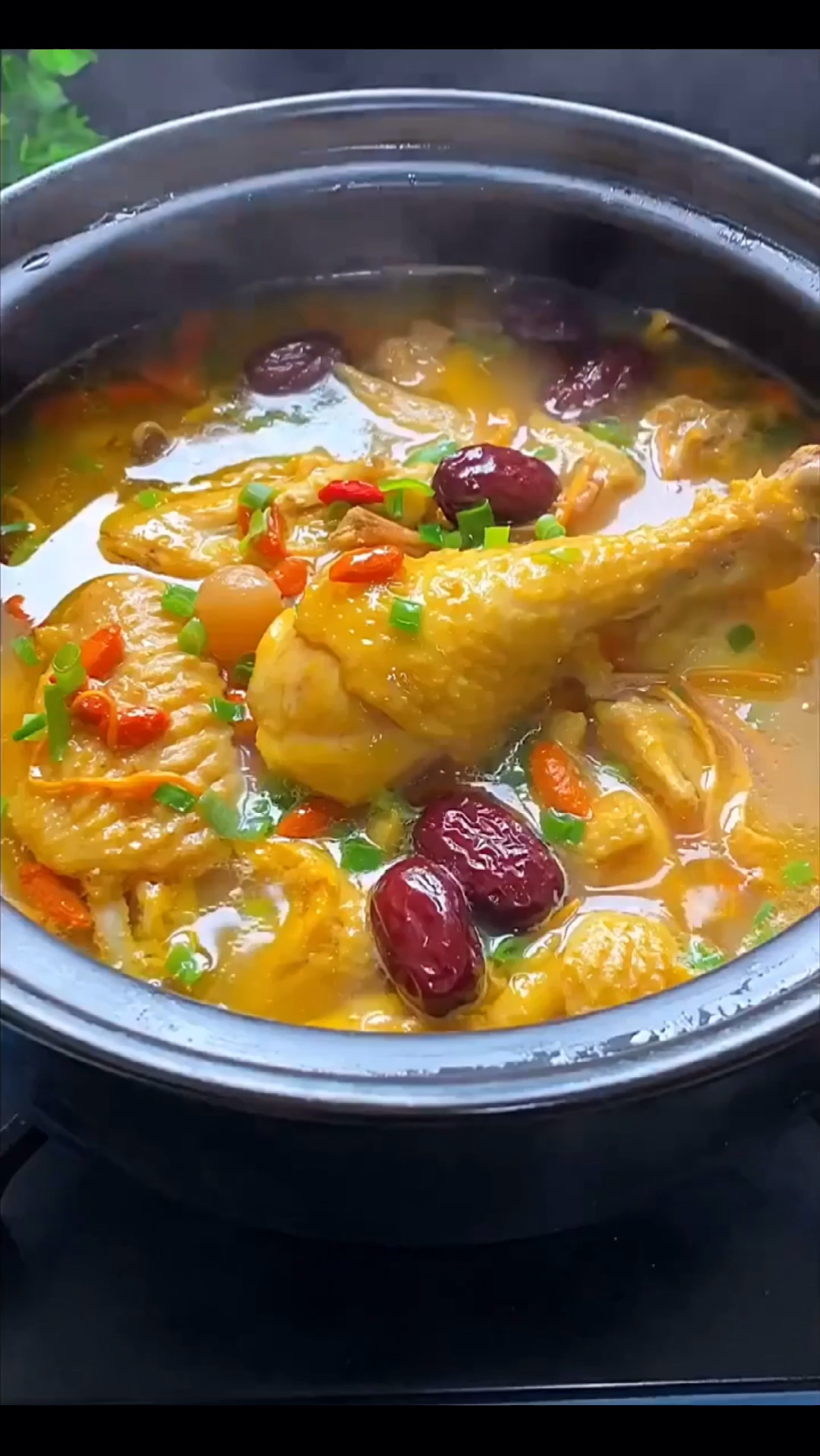 春天正是进补的季节,为家人煲上一锅虫草花人参鸡汤,大人孩子都喜欢