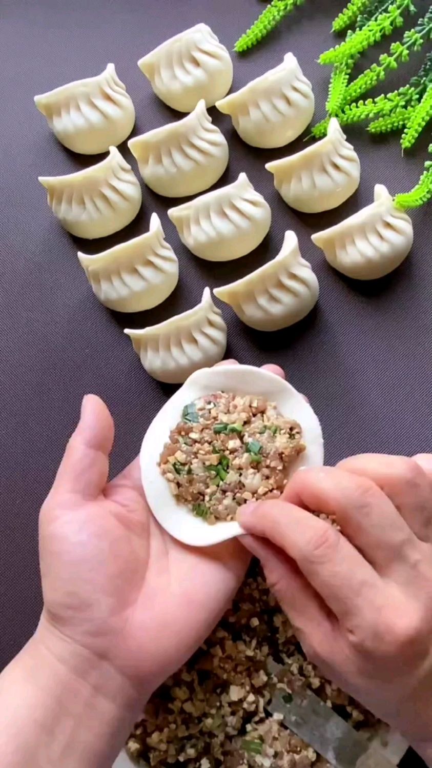 不会包月牙饺子的可以这样包,简单方便又好吃