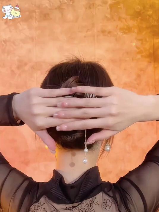 头发总是掉下来？试试这款鱼尾夹，轻松固定发型，简单又实用！