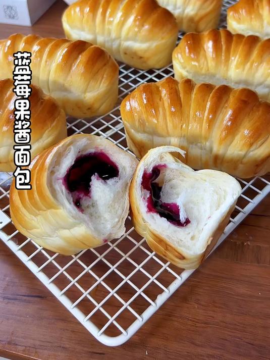 酸甜好吃的蓝莓果酱面包来