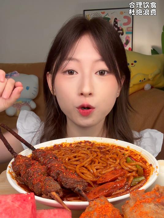 挑战不剪辑当“假吃”吃播 爆辣新疆炒米粉＋羊肉串 #美食#