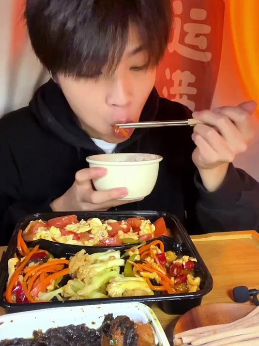 严重怀疑梅菜扣肉的肉被老板扣走了……