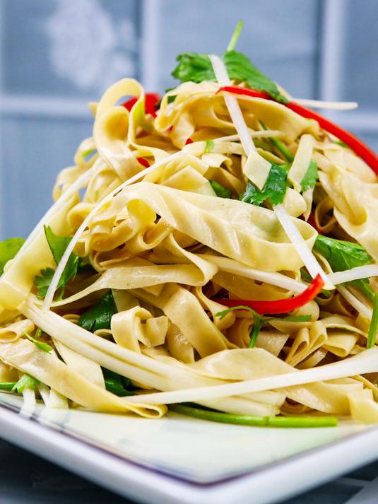 这才是凉拌人造肉好吃的做法,爽口劲道,清爽不油腻,下酒特别棒