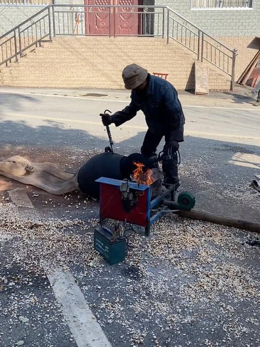 不同国家崩爆米花,日本用铁棒砸,印度在锅里炒,中国直接用脚踹