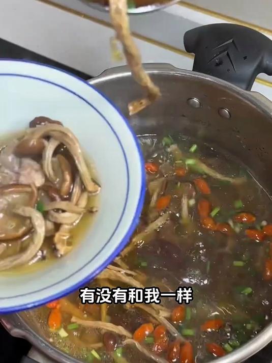 懒人版养生汤：茶树菇排骨汤懒人电饭煲法