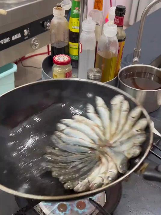 广西特色江湖菜，酸笋黄豆焖鱼仔做法分享给大家