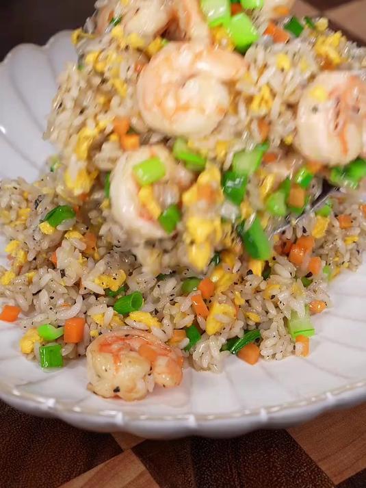 在家给孩子炒一盘黑松露虾仁炒饭