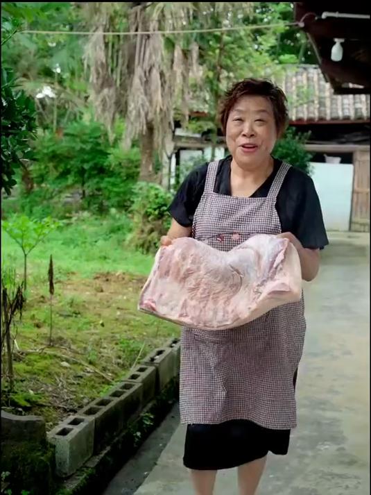 先把猪肉腌制再炸到金黄,这样做得坛坛肉也是油底肉可以放一年