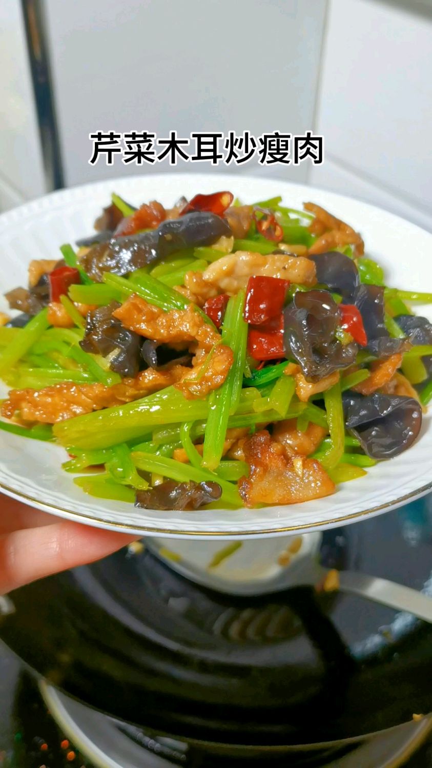 芹菜木耳炒瘦肉的正确做法,简单好吃