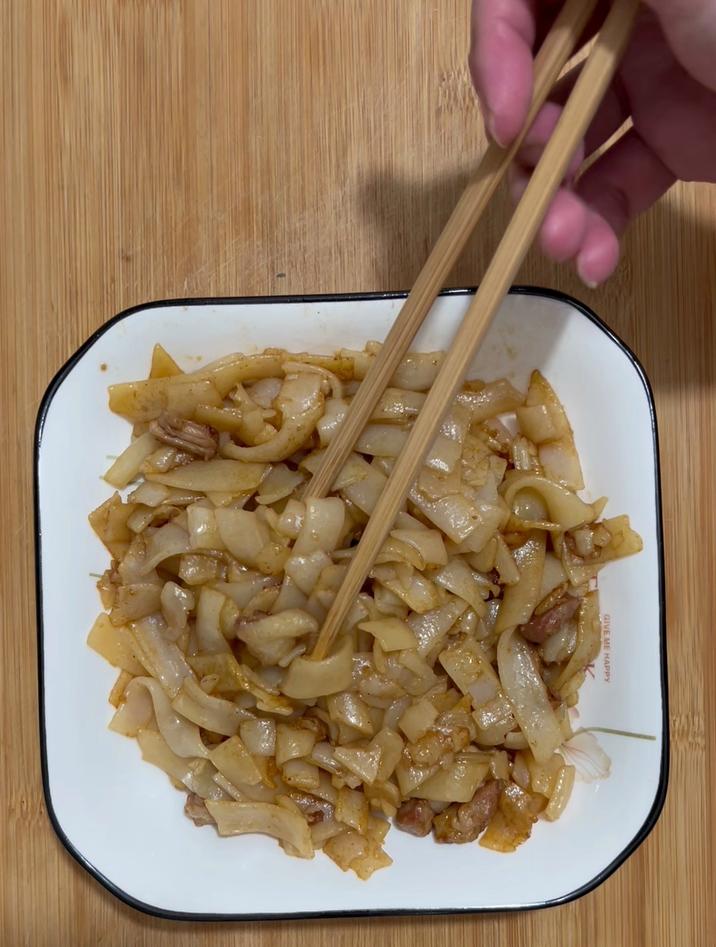 干炒牛河是什么菜,是一道炒河粉的菜