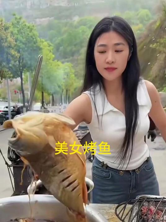 美女熟练的烤鱼