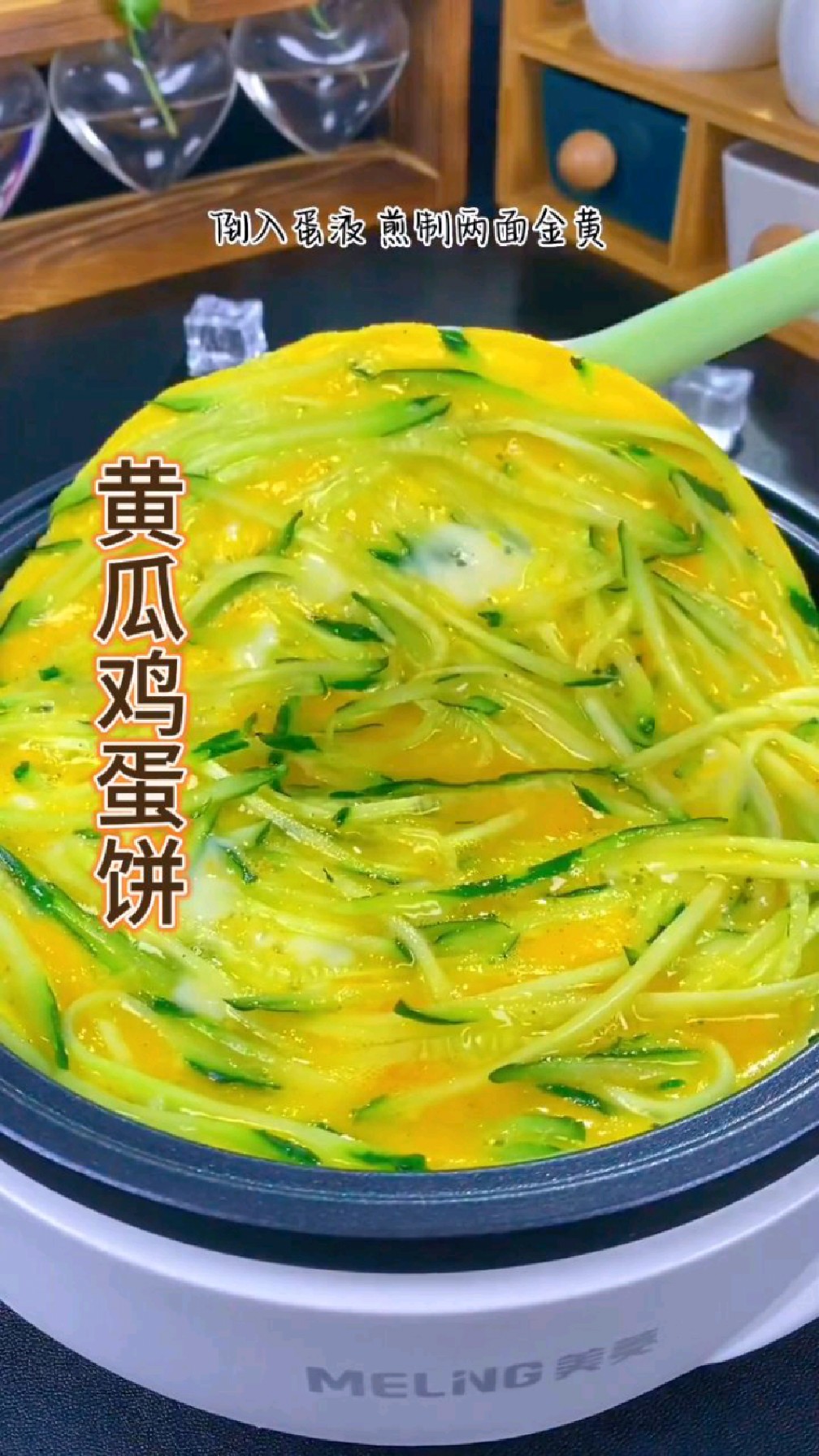 黄瓜可以炒鸡蛋,做成黄瓜鸡蛋饼更营养美味。