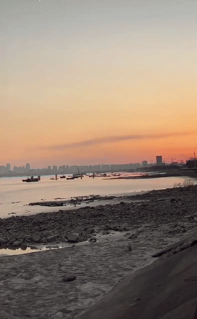 ��һ�ں���ͼ�Ʒ�ϵ�� ����Ǵ�˵�еľ�ͷ�аɣ�