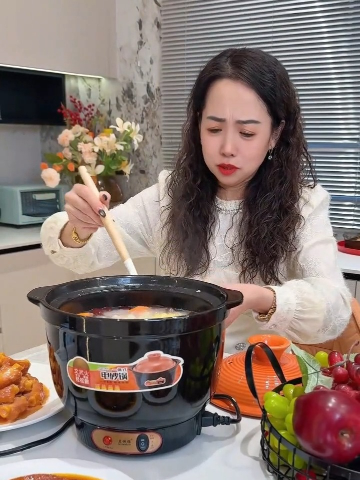 不用明火,插电就能用的陶瓷电砂锅,煮粥煲汤炖肉软烂入味!