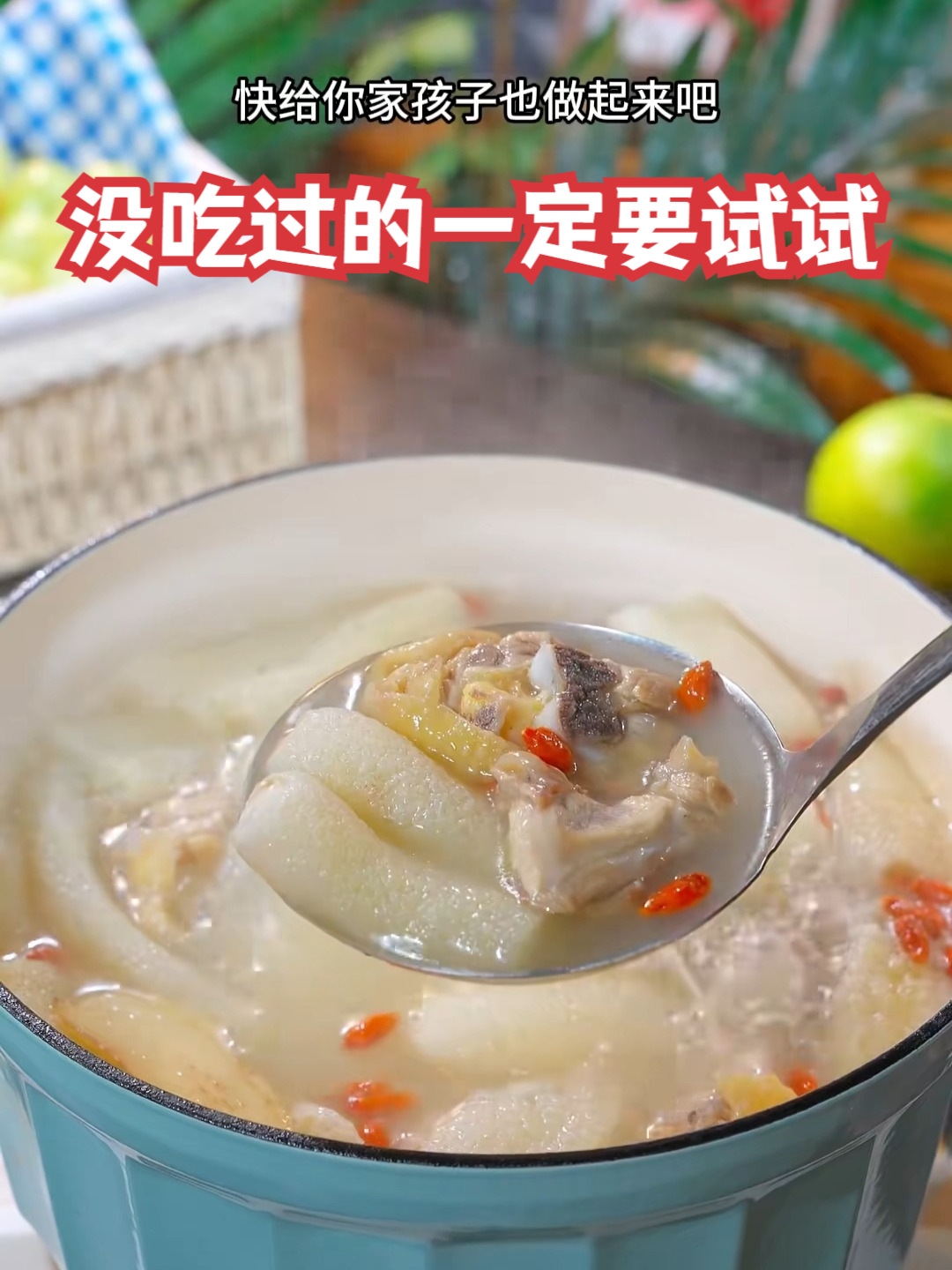竹荪的好处谁知道,老人小孩常吃特别好!用这个竹荪炖的鸡汤,汤色鲜美太香太好喝了。#竹荪#