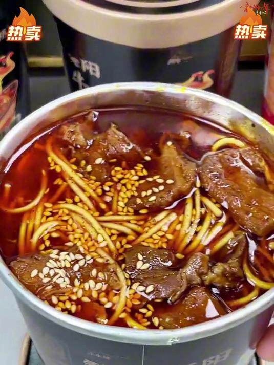 桶装正宗襄阳牛肉面！碱水挂面带劲够味，免煮即食，湖北风味速食