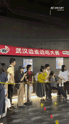 周五福利囧图云飞系列 美女压枪的手势很专业呀！