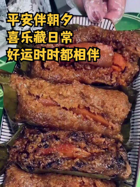正宗手工五花大肉粽,粽叶选材新鲜优质,下锅蒸煮包裹鲜肉每一口都超满足