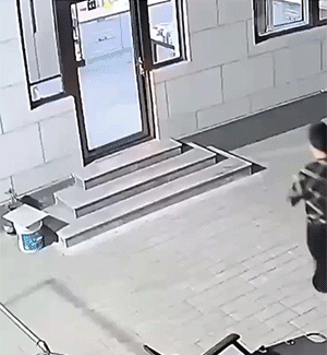 周一内涵囧图云飞系列 美女好亮的黑丝非常吸睛！