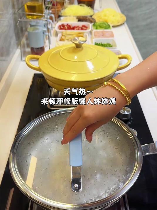 今日菜单 -红油钵钵鸡 -紫菜炒饭 -水果拌 -百……