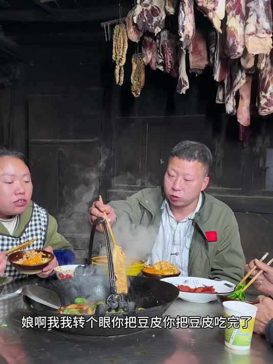 每天都是忙忙碌碌、熏完腊肉煮个锅巴饭烫个火锅一天又过去了