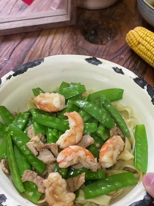 饿完犊子了,简单吃个虾仁荷兰豆拌面,恢复元气