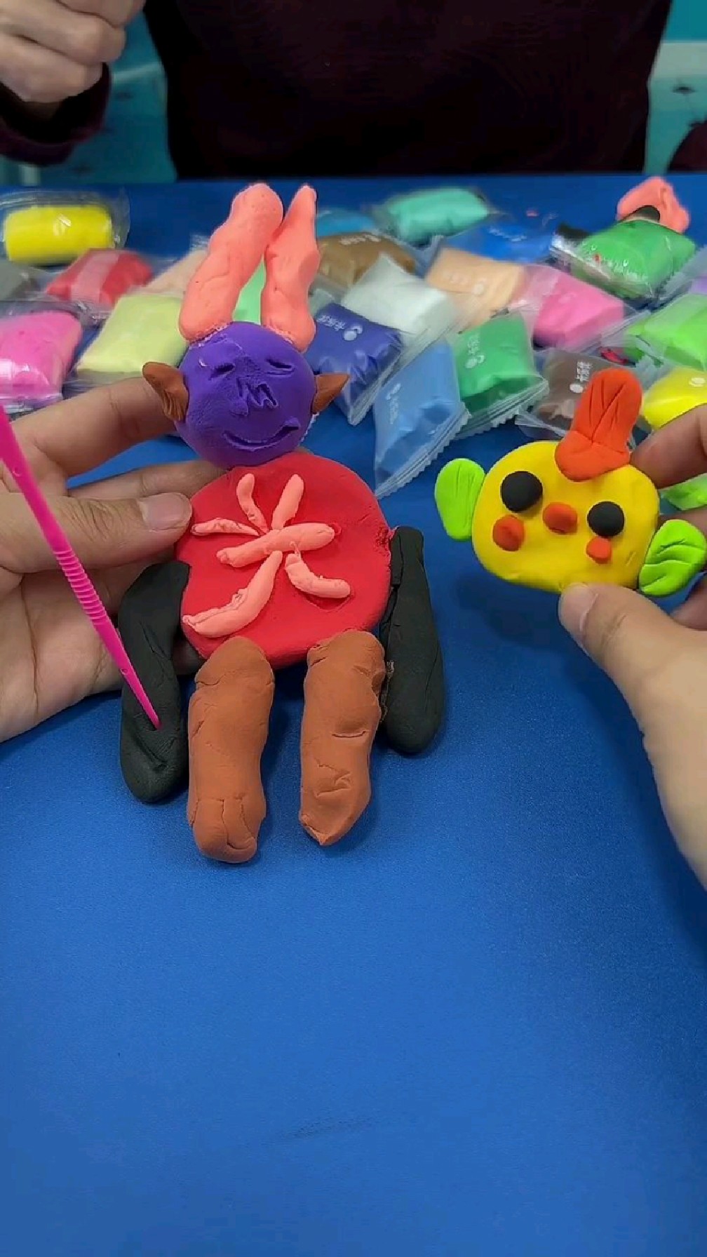 彩泥做的小鸡和奥特曼!