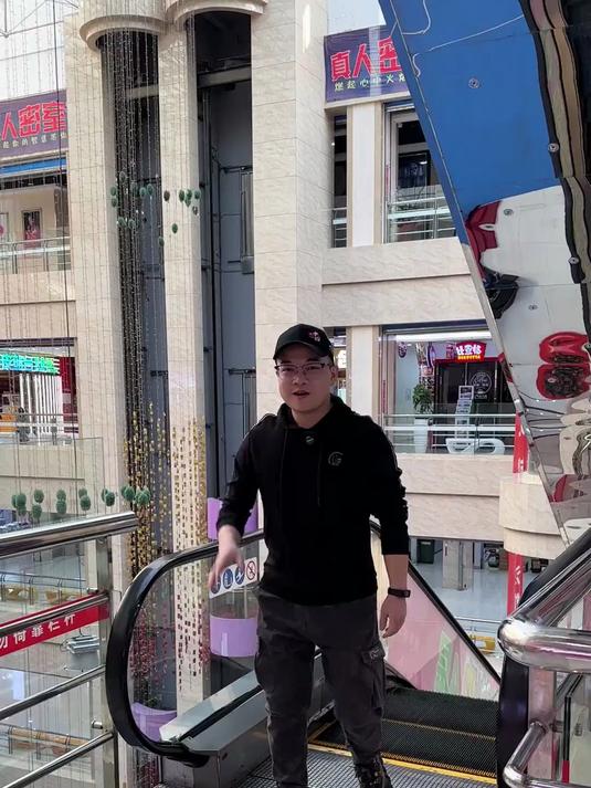 上悦城美食汇聚，王婆大虾，刘记火锅鸡