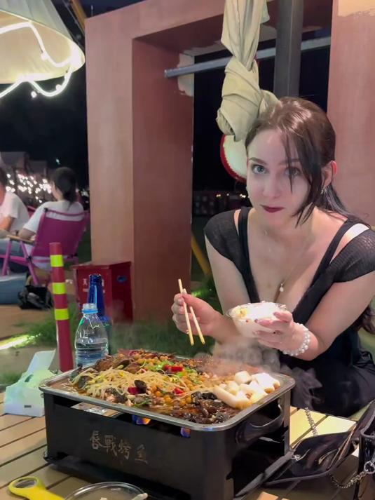 在南宁第一次带小老外吃烤鱼