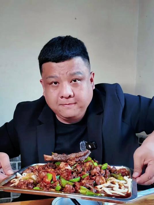 辣子鸡拌面的创始人,经营了20多年,地道的客庄人!