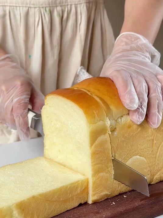 不用厨师机，完全不用揉面，只需简单材料就能做出超软的蛋奶吐司