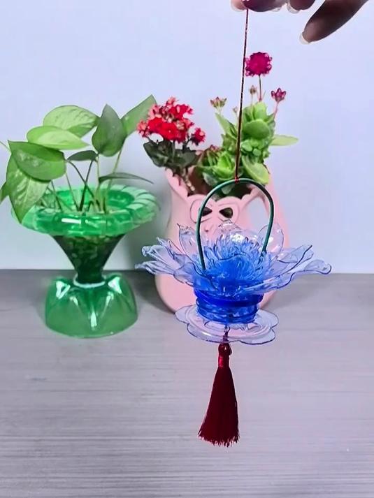 废瓶子剪一下就是一个好看的莲花灯笼