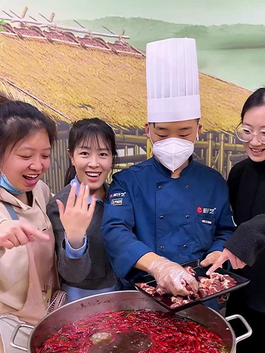 经典小吃热卤系列,鸭货,鸡肉,猪蹄,蔬菜,丸子都能做。