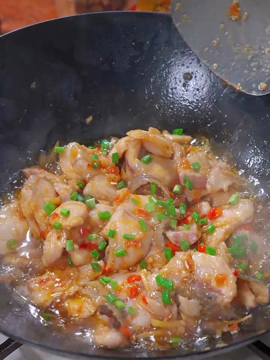 这是一道非常下饭的蒜香鱼片，这种做法的鱼片特别滑嫩