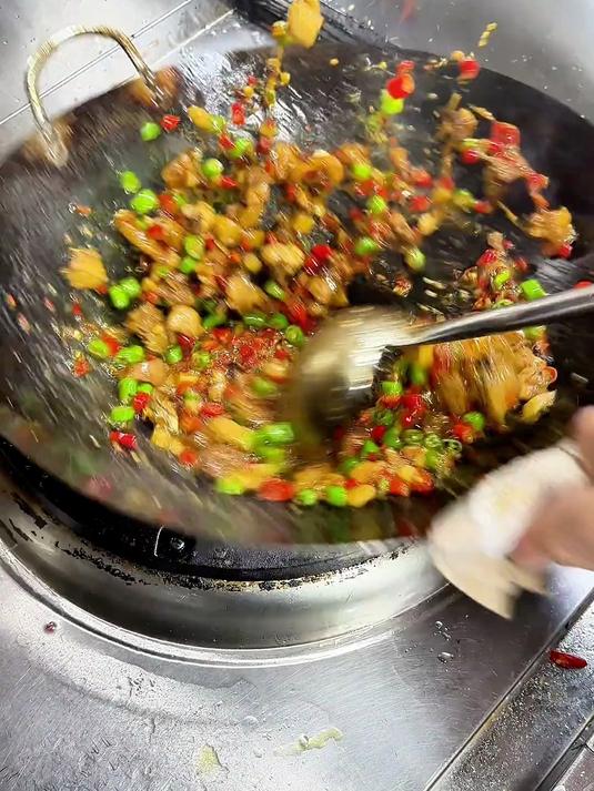 《小煎鸡》鲜辣入味的小煎鸡，做法超级简单