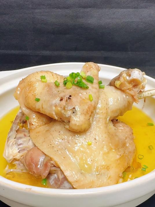 不加一滴水的清蒸土鸡,鸡肉鲜嫩多汁,原汁原味营养又好吃