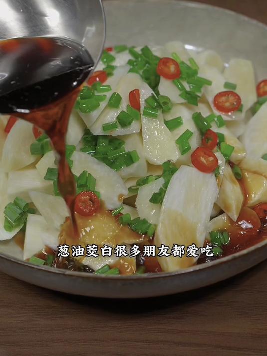 茭白炒青椒,青椒微辣,茭白清甜搭配很巧妙