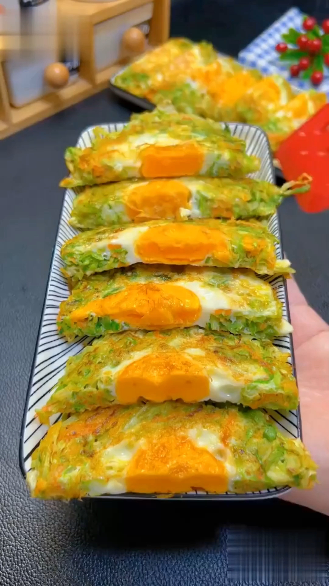 早餐鸡蛋饼,颜色就很有食欲,味道也很好吃。