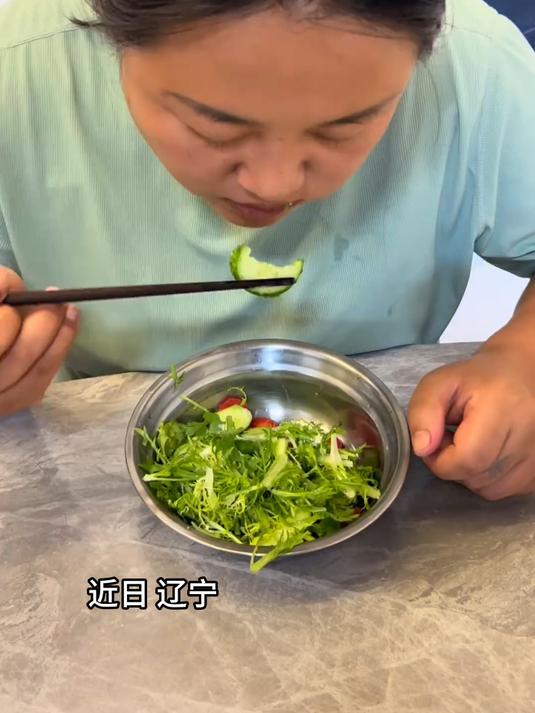 陪媳妇减肥的一天,早餐中餐部吃的沙拉,晚上能吃的都杀啦!