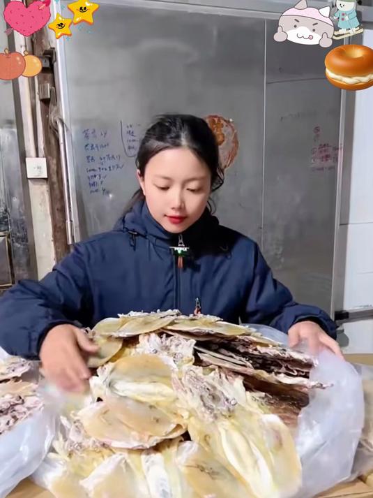 深海墨鱼干肉质紧实,泡发简单,煲汤炖肉鲜味儿十足
