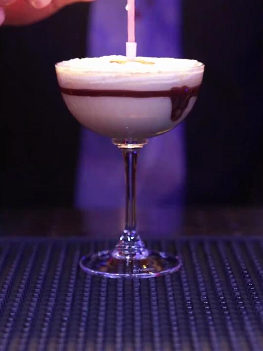 生日快乐:巧克力、蛋黄、奶油、干邑组合出专属生日的cocktail