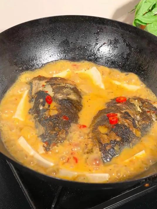 分享我们湖南经典特色菜紫苏鱼头炖豆腐
