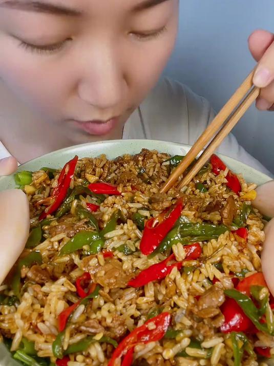 #家常菜#辣椒炒牛肉+空心菜#拌饭##味道好极啦##美食#