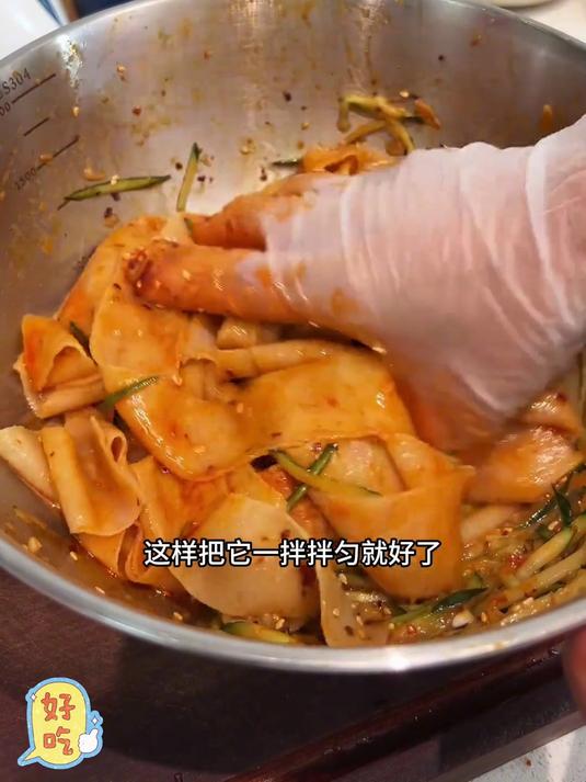 天气热了不知道吃啥,快试试这个河南干面皮,简单方便
