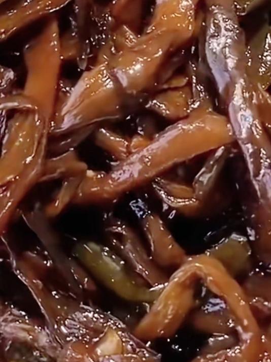 秘制酱烧茄子干辣椒,茄子软嫩辣椒香