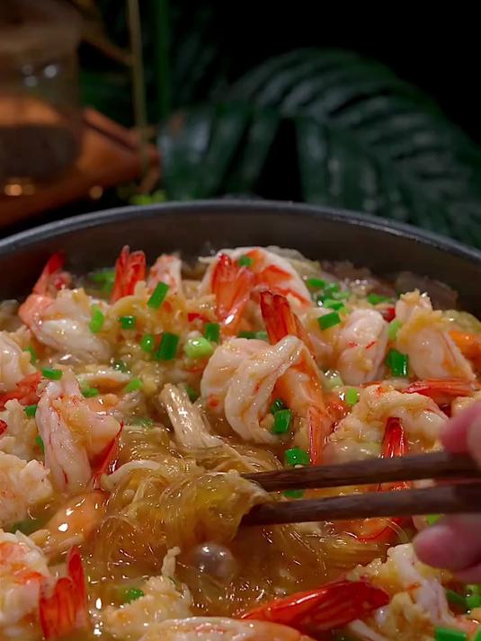 孩子说又馋我做的蒜蓉粉丝虾了，虾肉Q弹