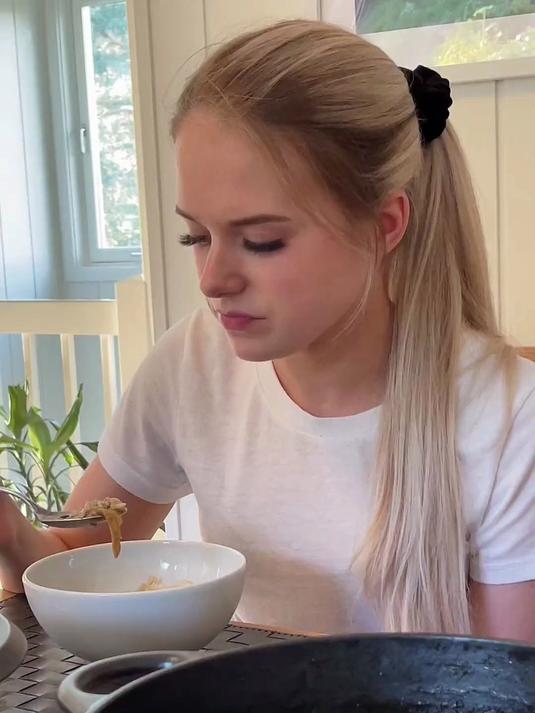 野生菌海鲜煲的鸡汤泡饭绝了,轻松征服外国小姑子。