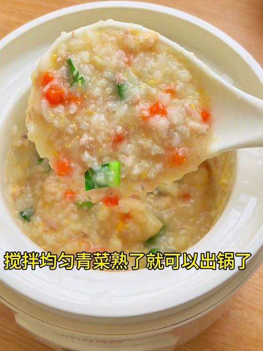 玉米直接给孩子吃不容易消化，做成这个玉米浓汤排骨粥真是太香了